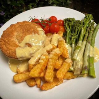 You just can’t go wrong with a pie and chips. 

Thanks for spreading that message @vegandietuk 👌

#LifeOfPukka